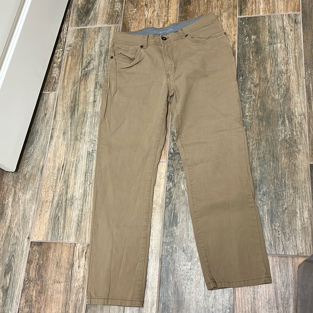 G.H. Bass&Co khaki pant 32x30 GREAT CONDITION